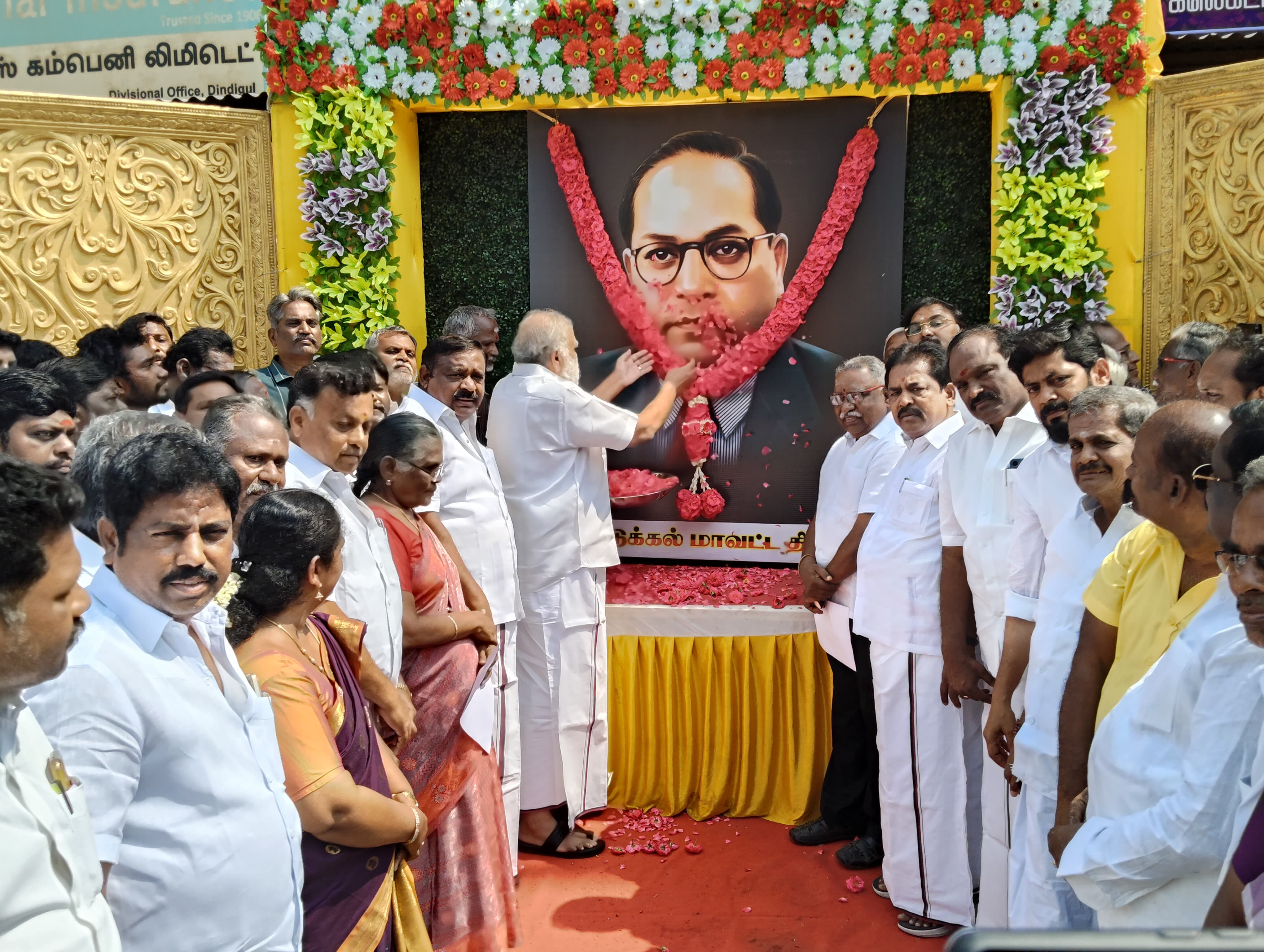 சமூக நீதிக்காக தொடர்ந்து பாடுபடுவோம்...! அம்பேத்கர் பிறந்த நாள்..! அமைச்சர் உறுதிமொழி....!