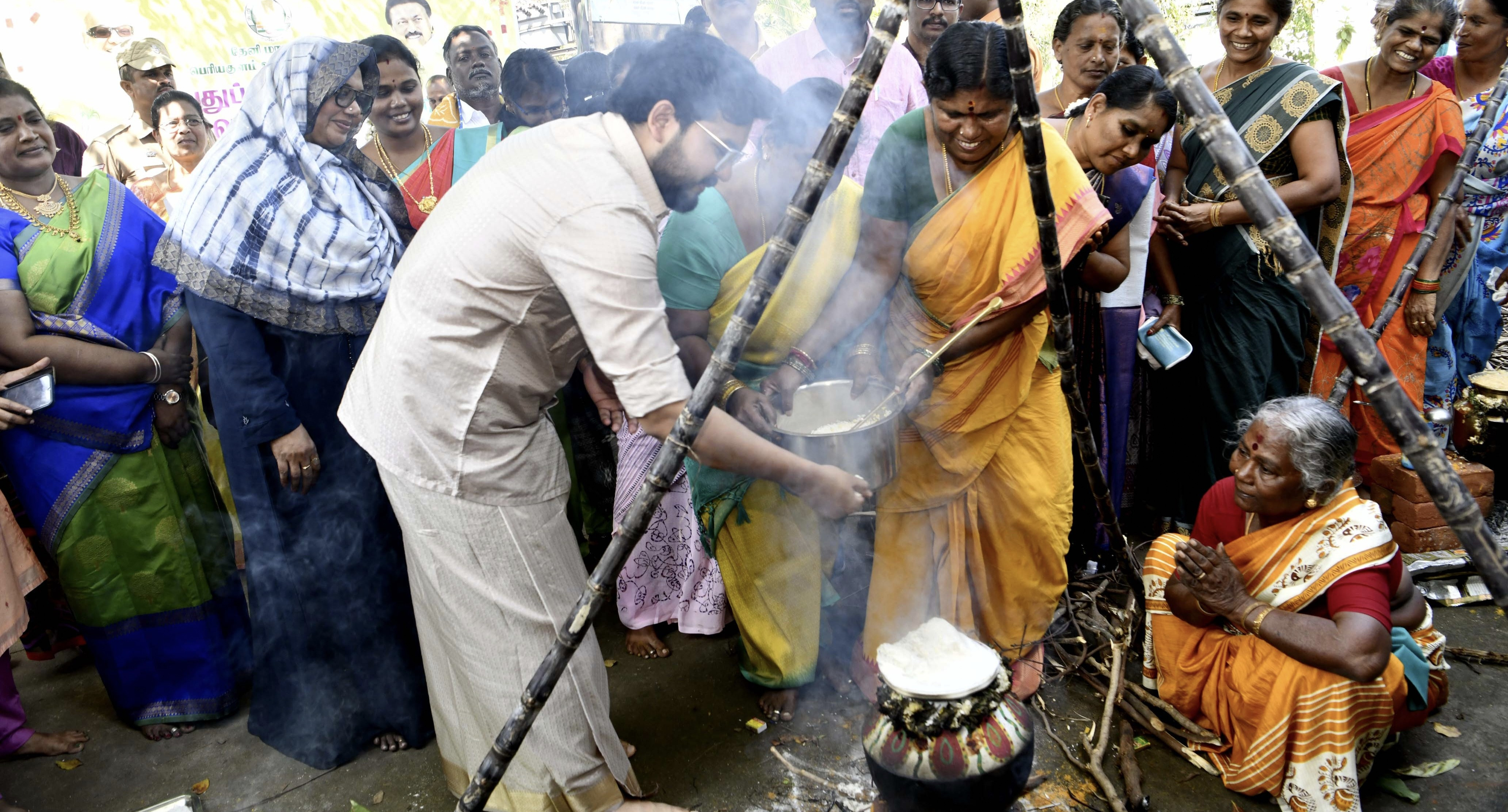 தேனியில் தமிழர்களின் ஆண்கள் பயன்படுத்துகின்ற பாரம்பரிய வேட்டி அணிந்து பொங்கல் விழாக்களில் மாசு காட்டிய தேனீ கலெக்டர் ரஞ்சித் சிங்...!!!