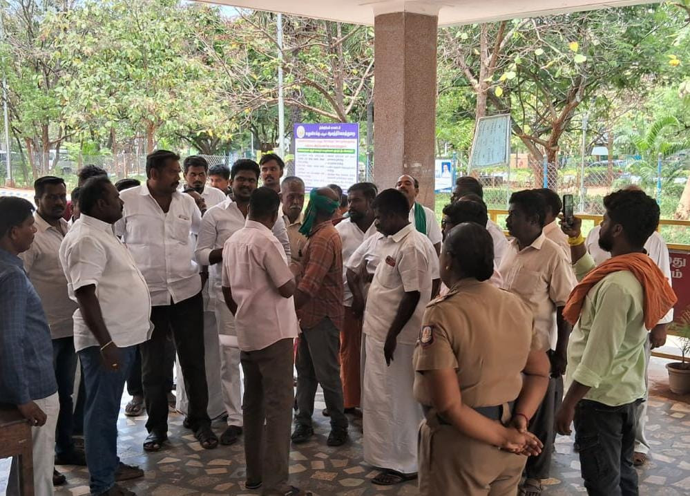 கள்ளர் பள்ளி விவகாரம்....! மாவட்ட ஆட்சியரிடம் கோரிக்கை மனு....!