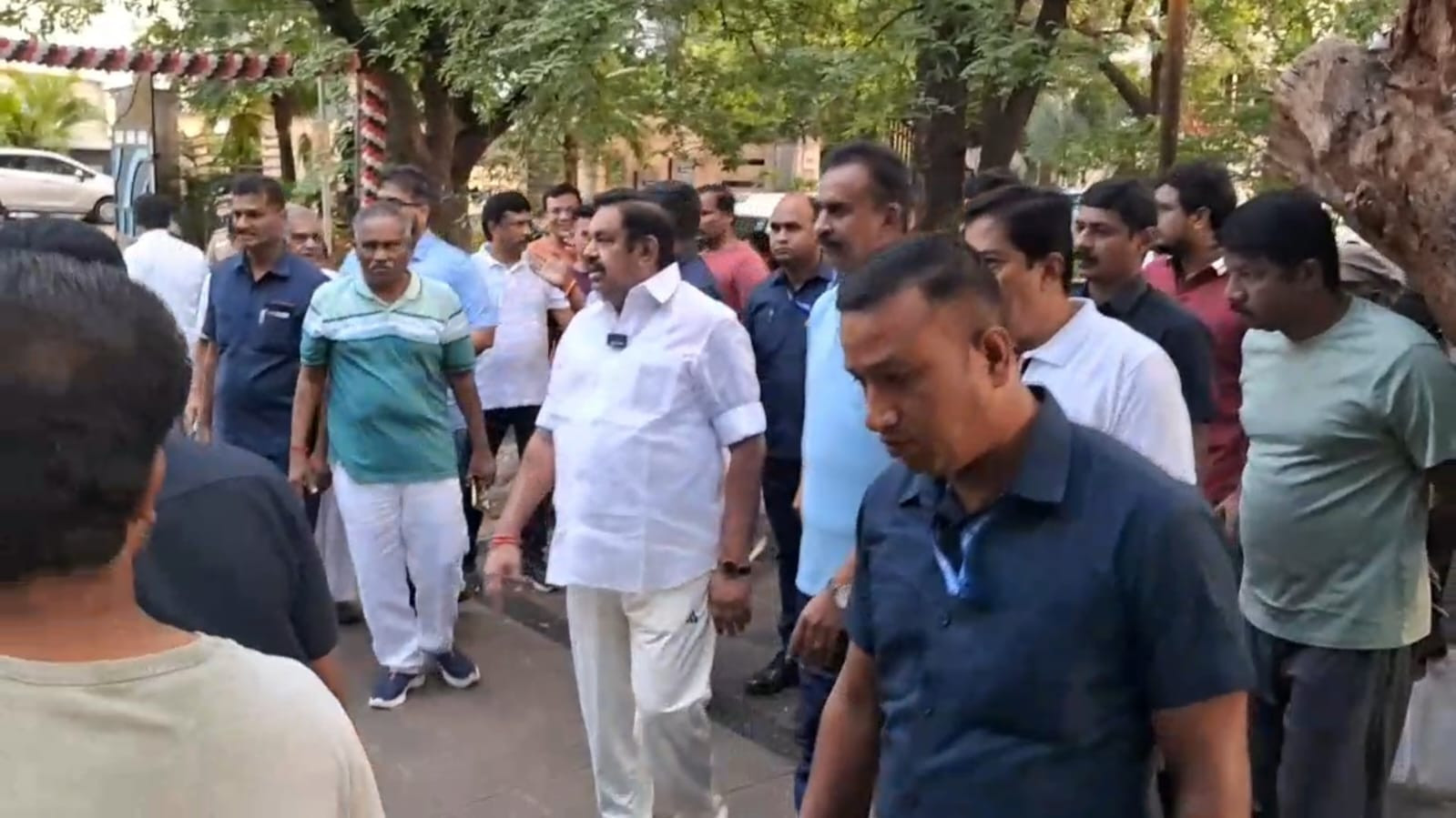 எதிர்கட்சித் தலைவர்...! பொதுமக்கள் திடீர் சந்திப்பு...! 