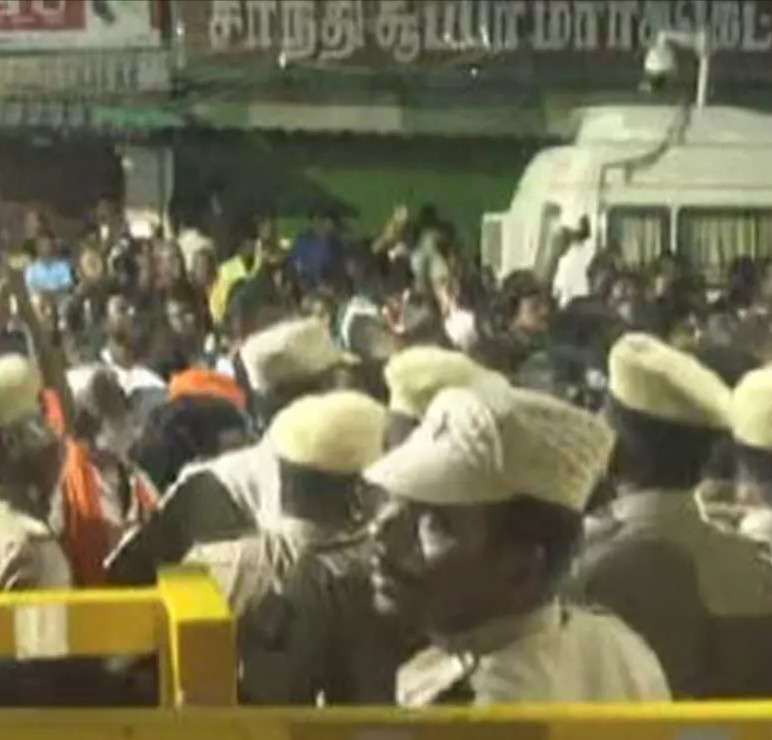 மதுரையில் பரபரப்பு....! இந்து முன்னணியினர்...! போலீஸார் மோதல்...! 144 தடை உத்தரவு பிறப்பிப்பு..!