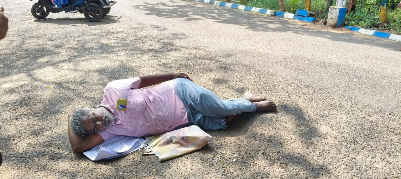 திண்டுக்கல் கலெக்டர் அலுவலக வளாகத்தில்...! நடவடிக்கை இல்லை என நூதனப் போராட்டம்...!