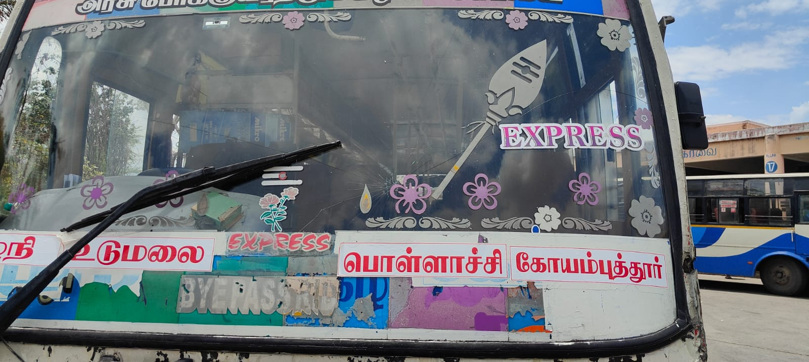 அடப்பாவிகளா? போதையில் என்ன வேண்டுமானாலும் செய்வீர்களா??  அடித்து உதைத்து போலீசில் ஒப்படைத்த பொதுமக்கள்..!!!