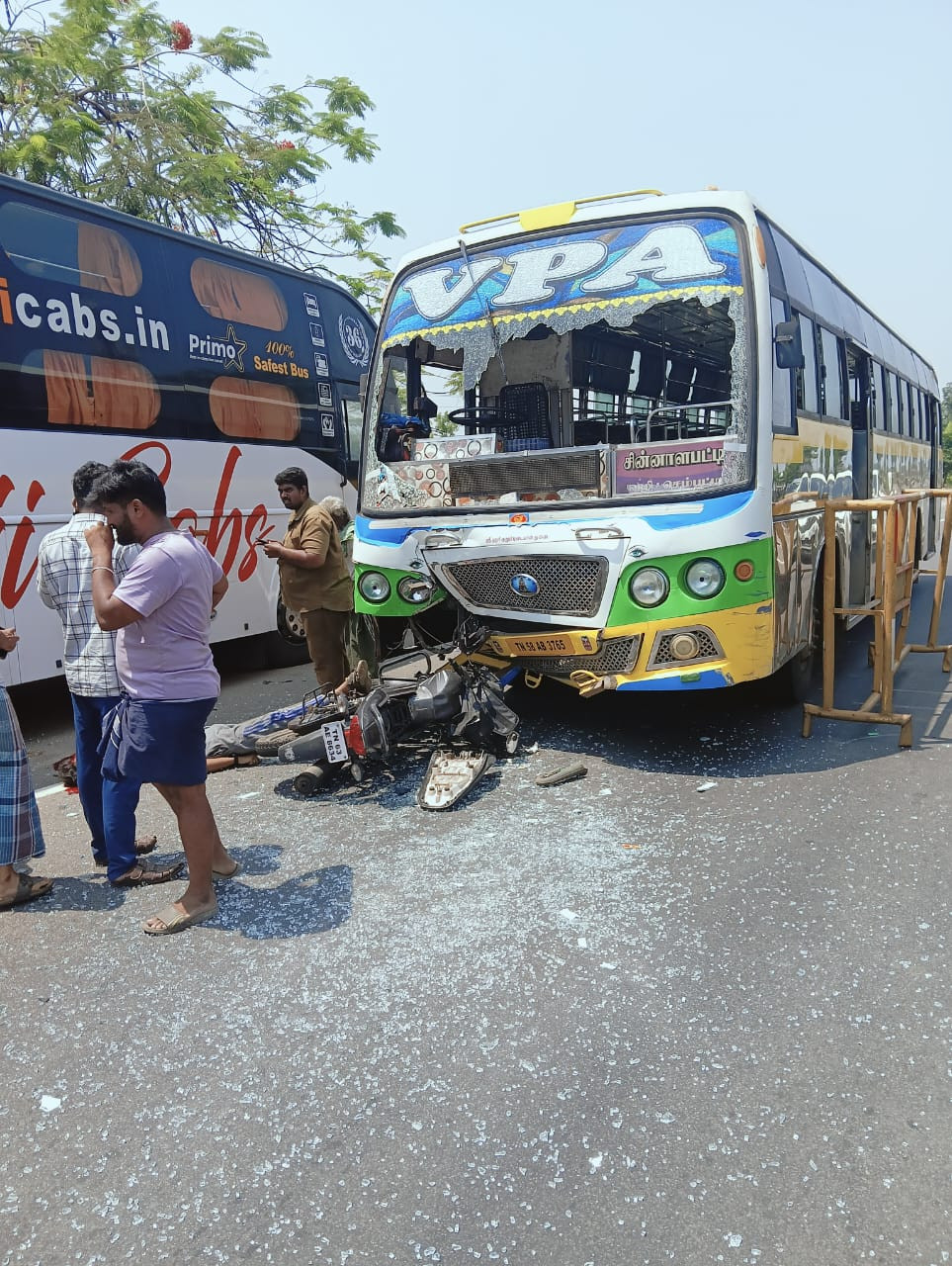 கோர விபத்து..! வாலிபர் பரிதாபமாக பலி..! அப்பகுதியில் பெரும் சோகம்...!