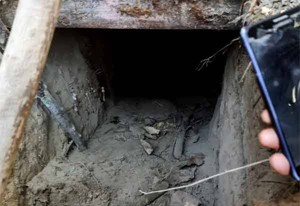 தீவிரவாதிகளின் பதுங்கு குழிகள் தரைமட்டம்...! வெடிபொருட்கள் பறிமுதல்...!