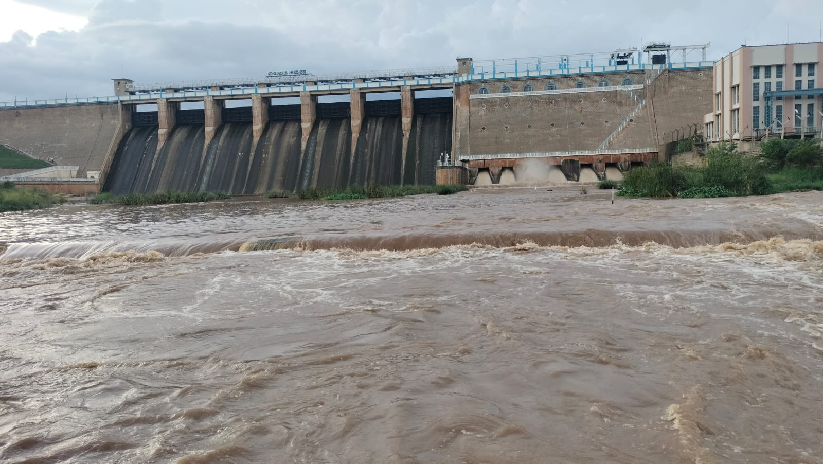 வைகை அணையில் இருந்து வினாடிக்கு 2492 கன அடி நீர் திறக்கப்பட்டுள்ளது..!!!