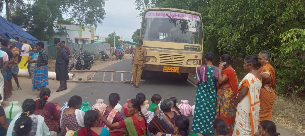 திடீர் சாலை மறியல்...! பெரும் பரபரப்பு...!