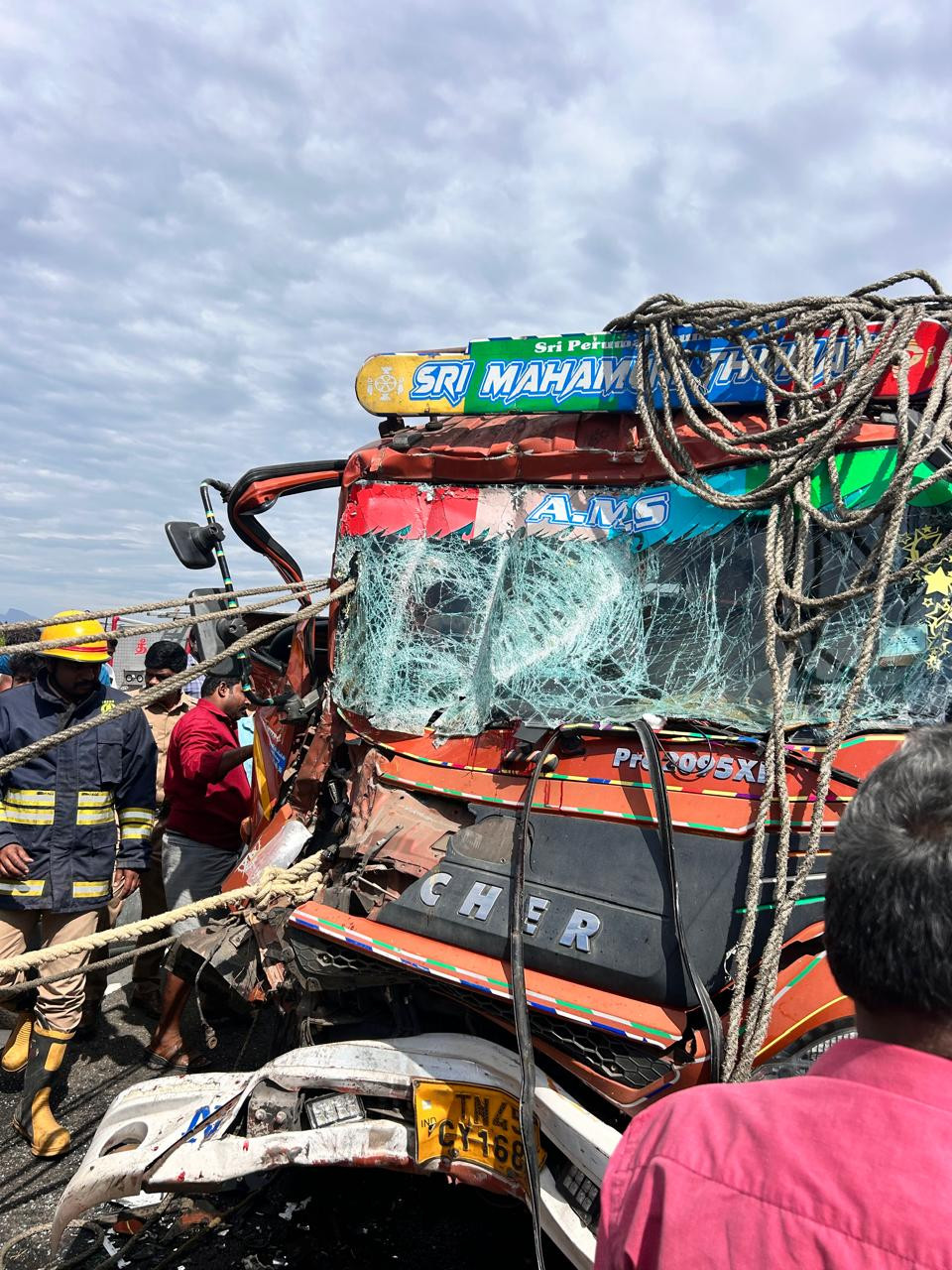 லாரி மீது ஈச்சர் வேன் மோதி கோரவிபத்து...! உயிருக்கு போராடும் டிரைவர்...!