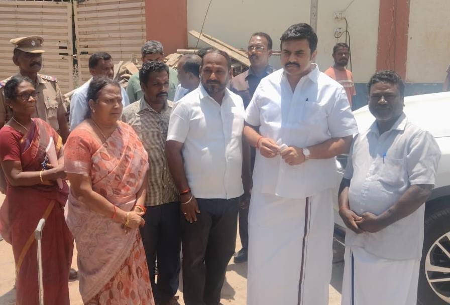 புதிதாக கட்டப்பட்டு வரும் விடுதியில் அமைச்சர் திடீர் ஆய்வு...!