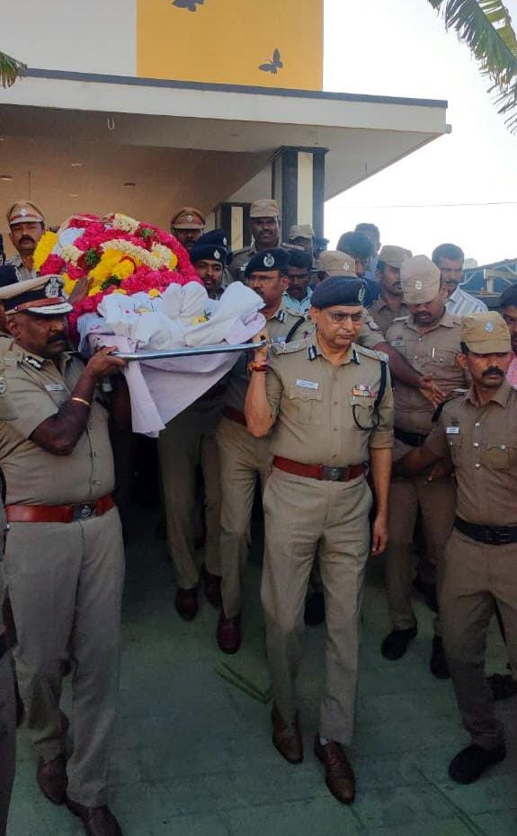 கொலை செய்யப்பட்ட எஸ்.எஸ்.ஐ...!   உடலை சுமந்து சென்ற டி.ஜி.பி...!