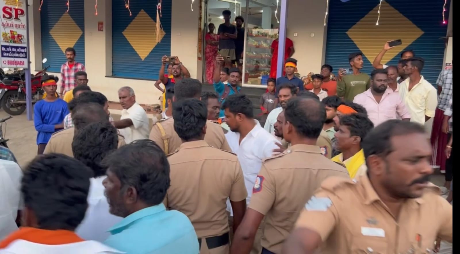 தேவர் ஜெயந்தி விழா ...!!! போலீஸ் தடியடி..!! சாலை மறியல்...!!!