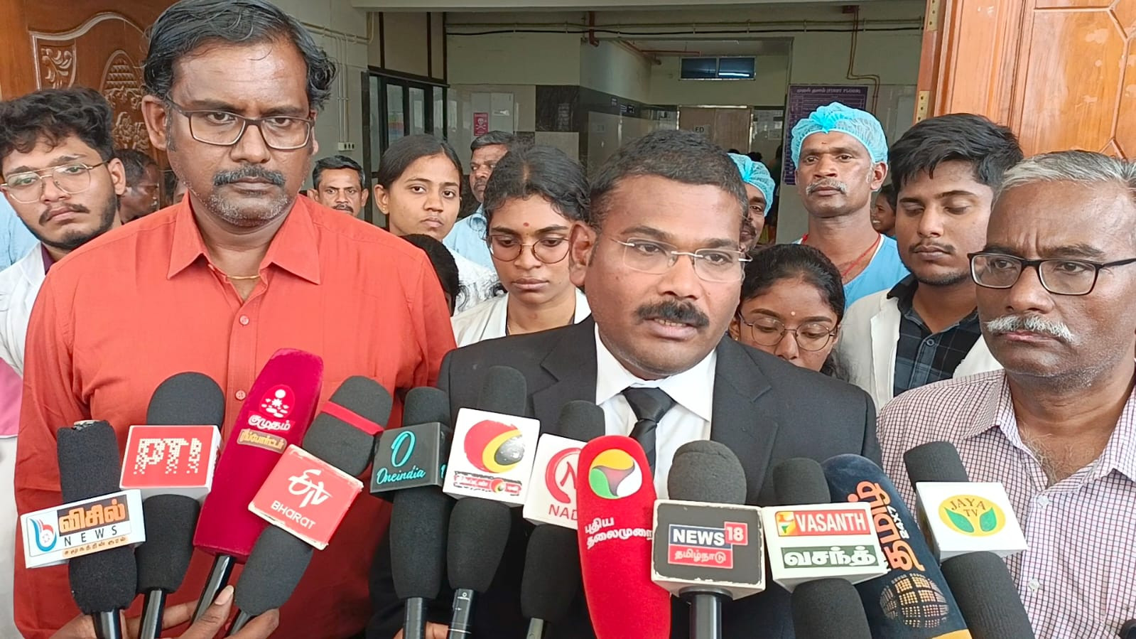 நெகிழ்ச்சி சம்பவம்...! வாலிபர் மூளைச்சாவு...! அரசு மரியாதை...! குவியும் பாராட்டுக்கள்...! 