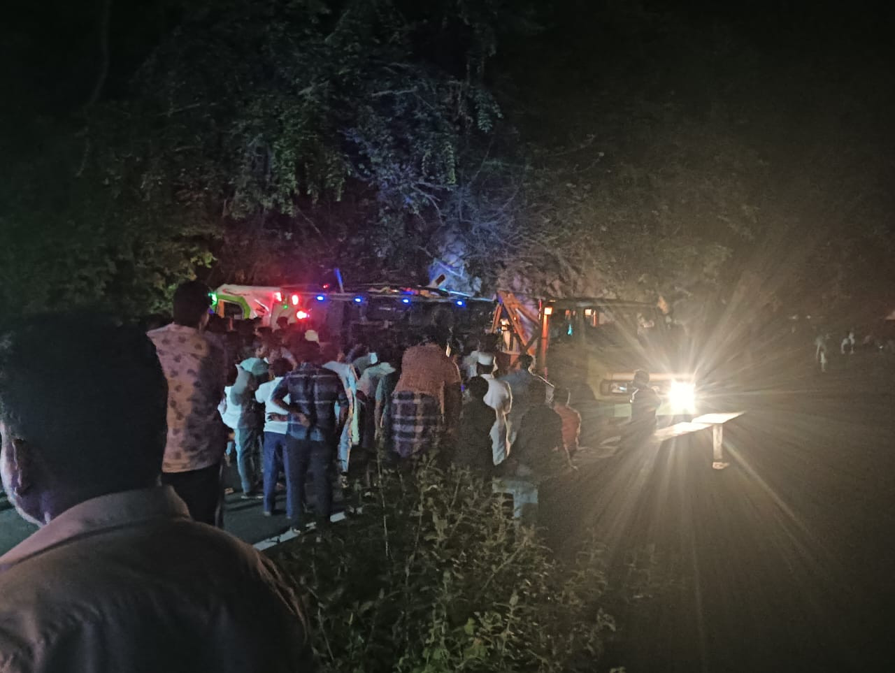 வேன் பள்ளத்தில் கவிழ்ந்து விபத்து..! ஆம்புலன்ஸ் வர தாமதம்...!