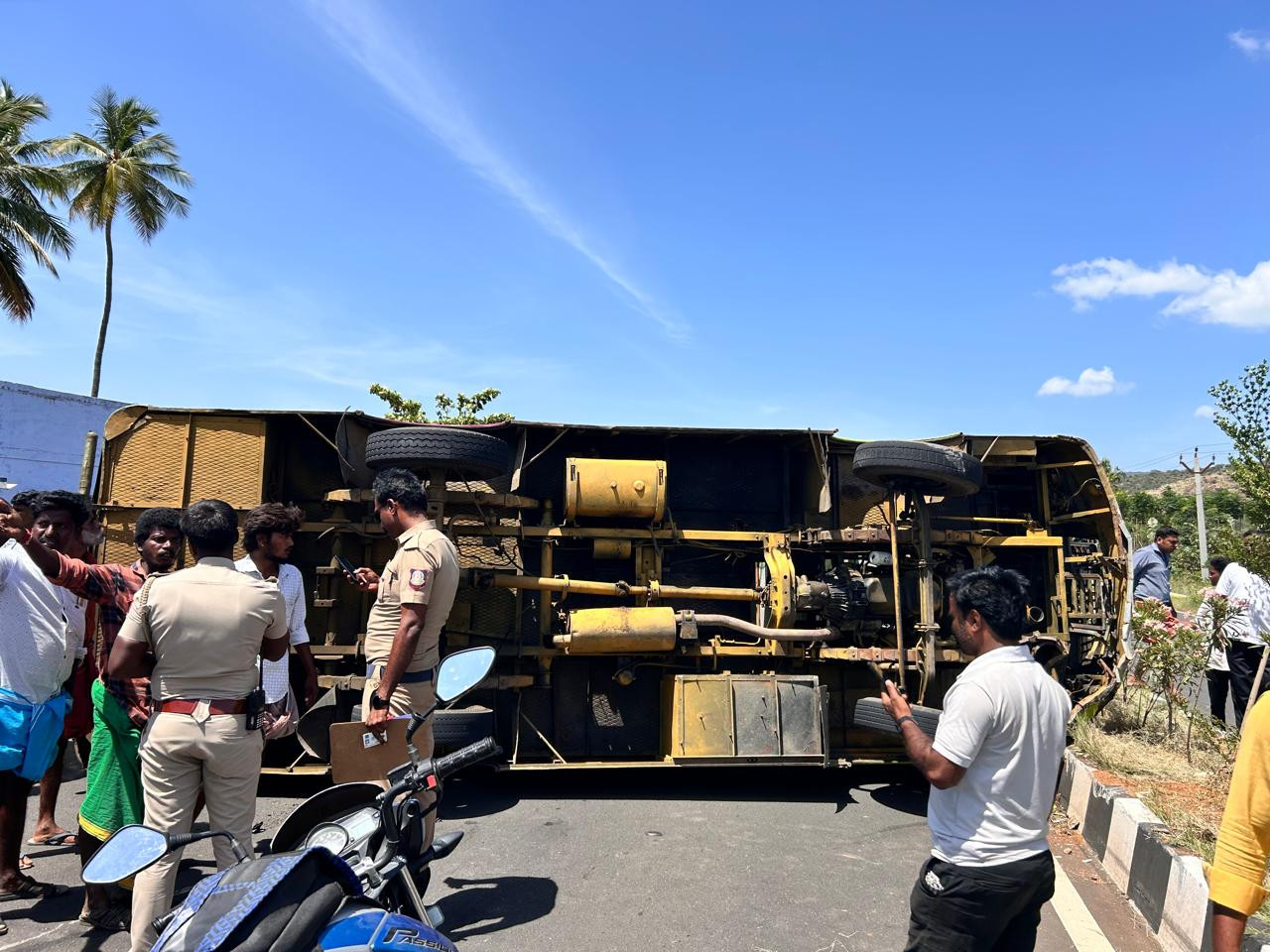 டூரிஸ்ட் வேன் கவிழ்ந்து விபத்து...! 3 பேர் படுகாயம்..!