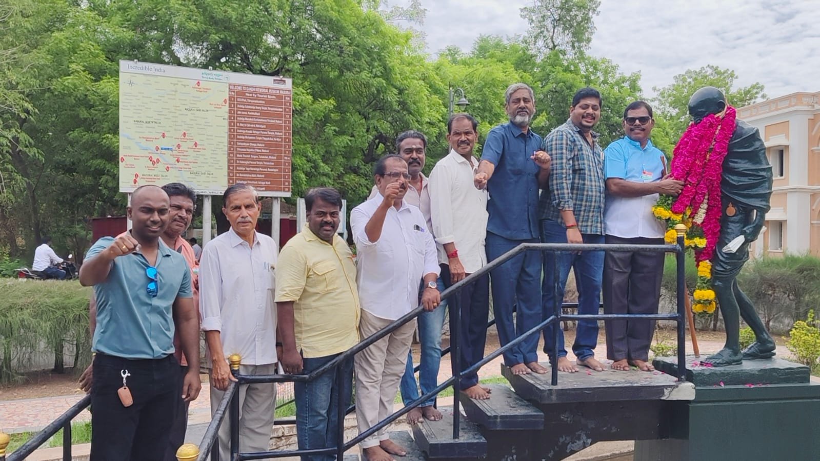 மதுரையில் காந்தி அஸ்திக்கு பொதுமக்கள் அஞ்சலி....!!!!
