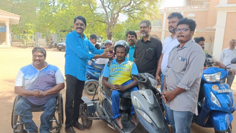 மதுரை காந்தி அருங்காட்சியகத்தில் மாற்றுத்திறனாளிகளுக்கு தலைக்கவசம் வழங்கல்