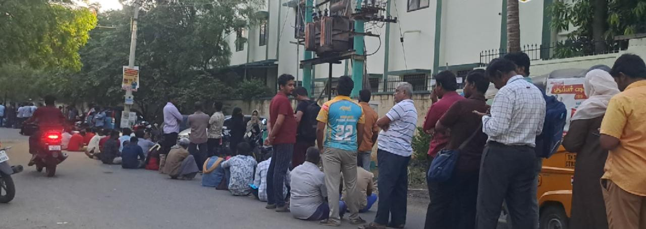 விண்ணப்பம் பெற விடிய விடிய காத்திருக்கும் பெற்றோர்கள்...! அலட்சியம் நீடிக்குமா...?