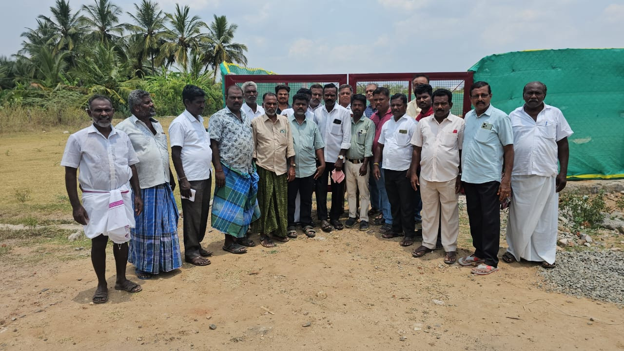 பொதுமக்கள் திரளாக கூடி முற்றுகை போராட்டம்...! 