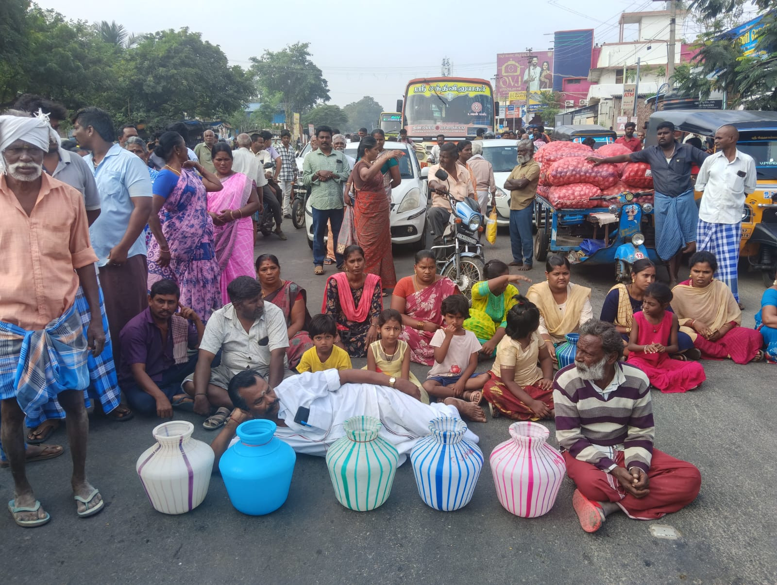 திண்டுக்கல்லில் பெண்கள் சாலை மறியல்...! திடீர் பரபரப்பு...!