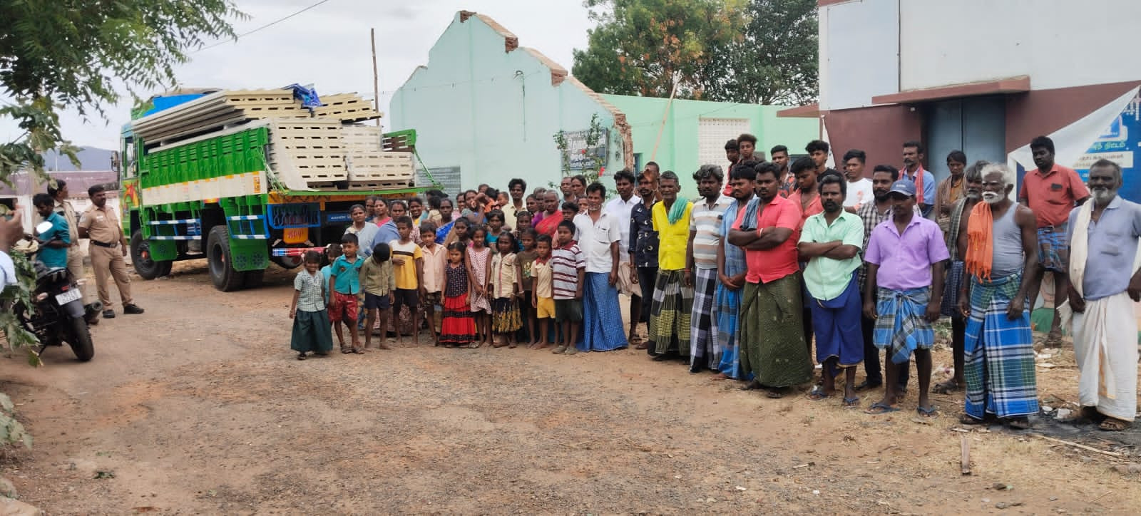 பள்ளிக் குழந்தைகளை...! பள்ளிக்கு அனுப்பாமல்...! பெற்றோர்கள் போராட்டம்...!