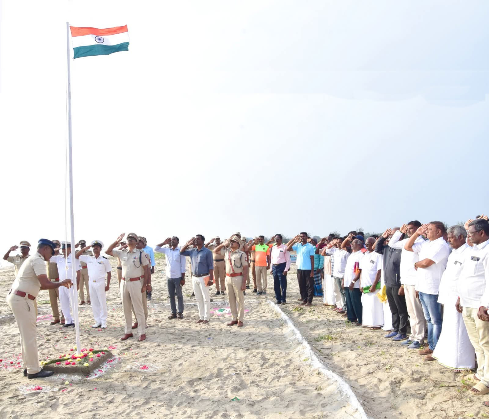 இந்திய குடியரசு தினத்தை முன்னிட்டு கடற்கரை கரையோர கிராமங்களில் தேசிய கொடி ஏற்றம்....!!!