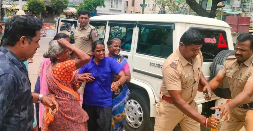 காவல் நிலையத்தில் பரபரப்பு..!  தற்கொலை முயற்சி..! துரிதமாக செயல்பட்ட போலீஸ்...!