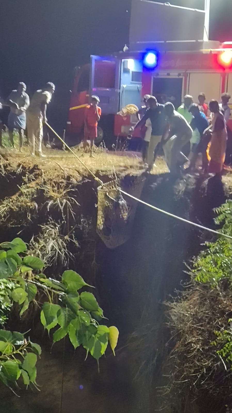 உயிருக்கு போராடிய இளைஞர்...! தீயணைப்பு வீரர்களுக்கு குவியும் பாராட்டுக்கள்...!