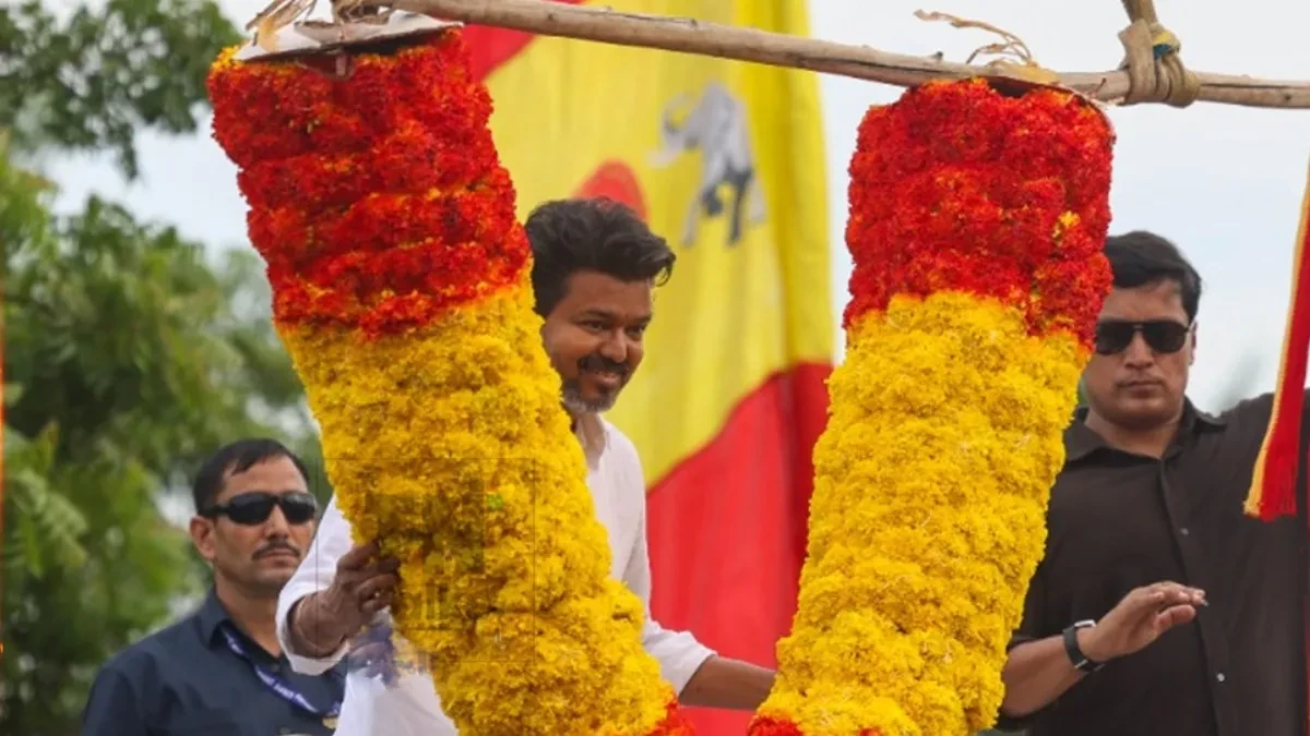 ஜே.சி.பி. மாலை அணிவித்த விவகாரம்...! 4 பேர் மீது வழக்குப்பதிவு...!