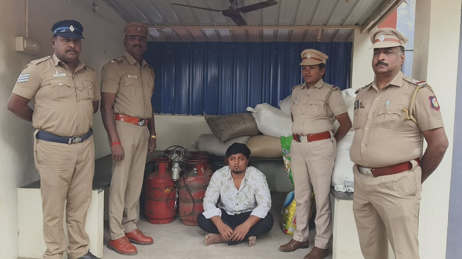 திண்டுக்கல்லில் அதிரடி..! வாலிபர் கைது..! இருவருக்கு வலைவீச்சு..!