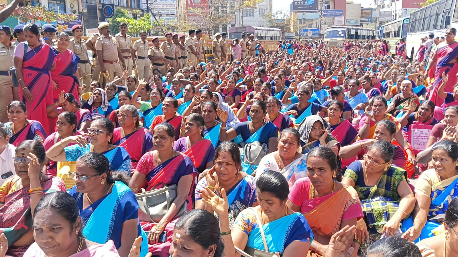 தேர்தல் வாக்குறுதிகளை நிறைவேற்ற கோரி சத்துணவு அங்கன்வாடி பணியாளர்கள் மறியல் போராட்டம்.....!!!!