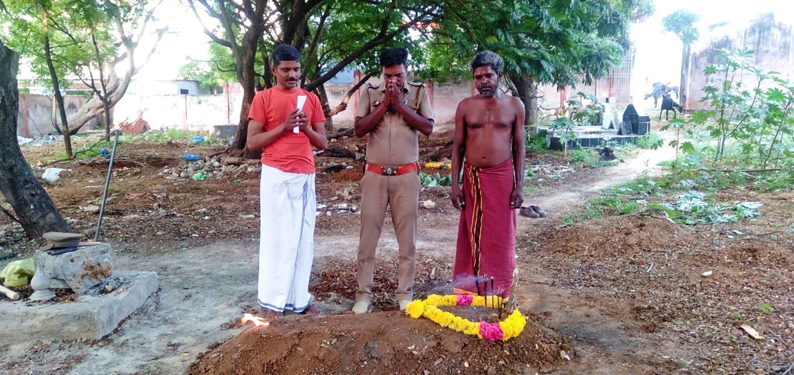 ஆதரவற்ற சடலங்களை இலவசமாக அடக்கம் செய்யும் ஆசிரியர்...! குவியும் பாராட்டுக்கள்...! 