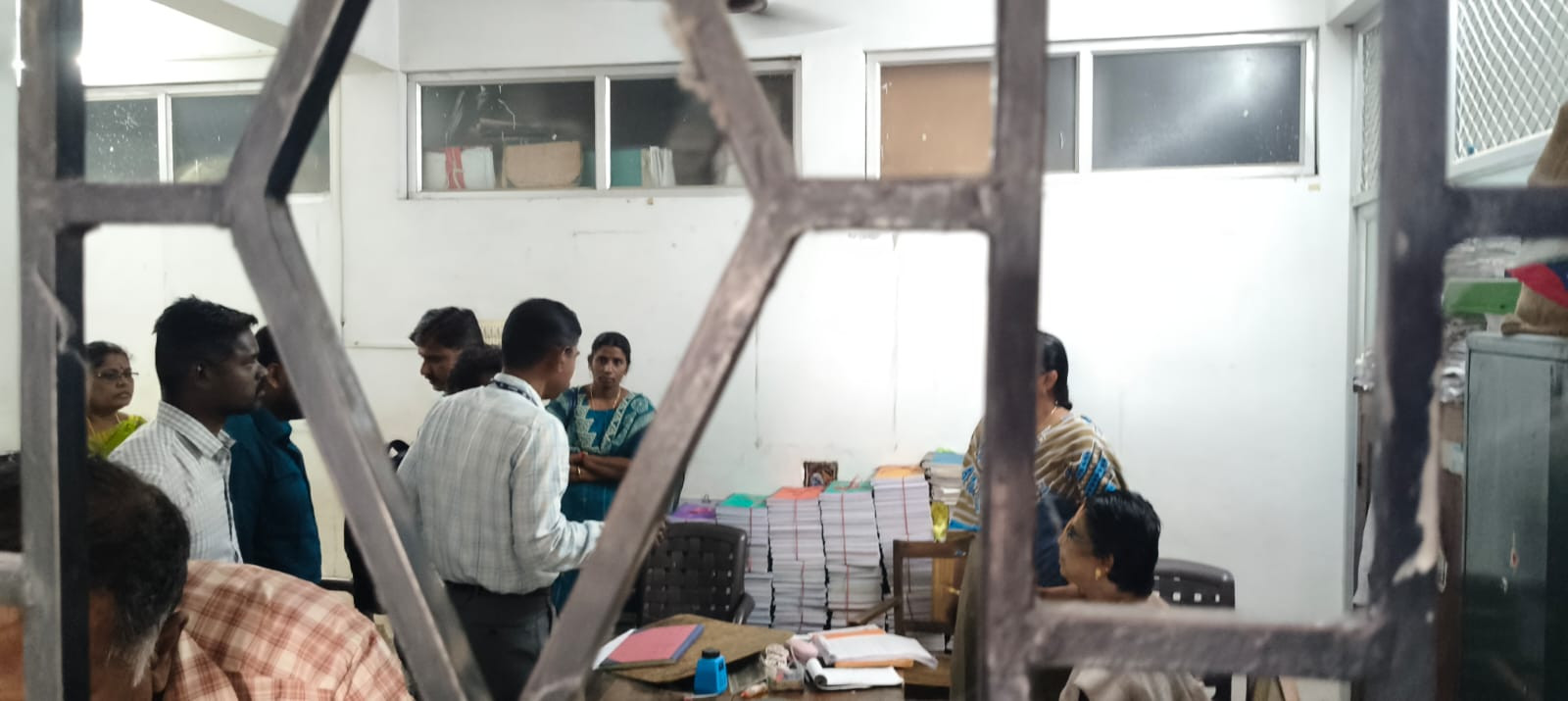 ரூ.3,000 லஞ்சம்...! பெண் அதிகாரி கையும் களவுமாக கைது..!