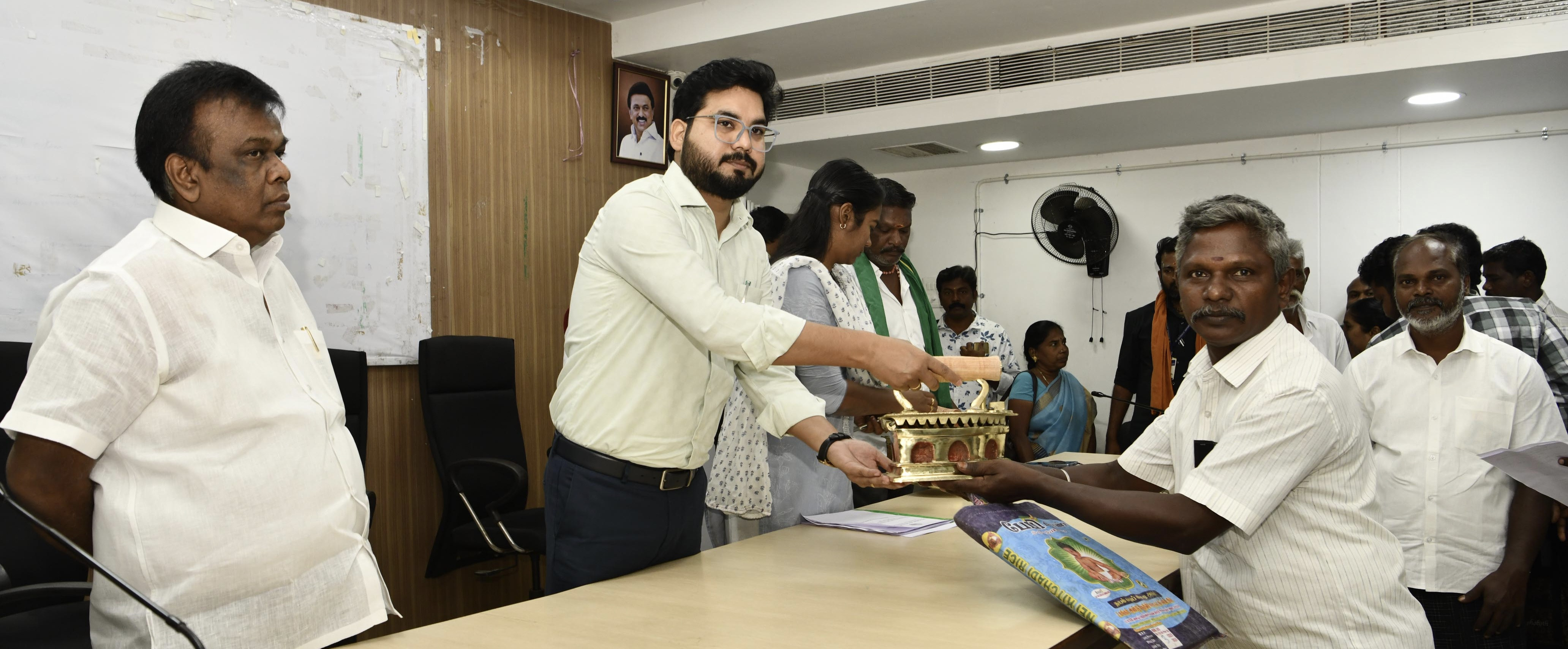 தேனி கலெக்டர் ரஞ்சித் சிங்க் தலைமையில் மக்கள் குறைதீர்க்கும் நாள் கூட்டம்....!!!!