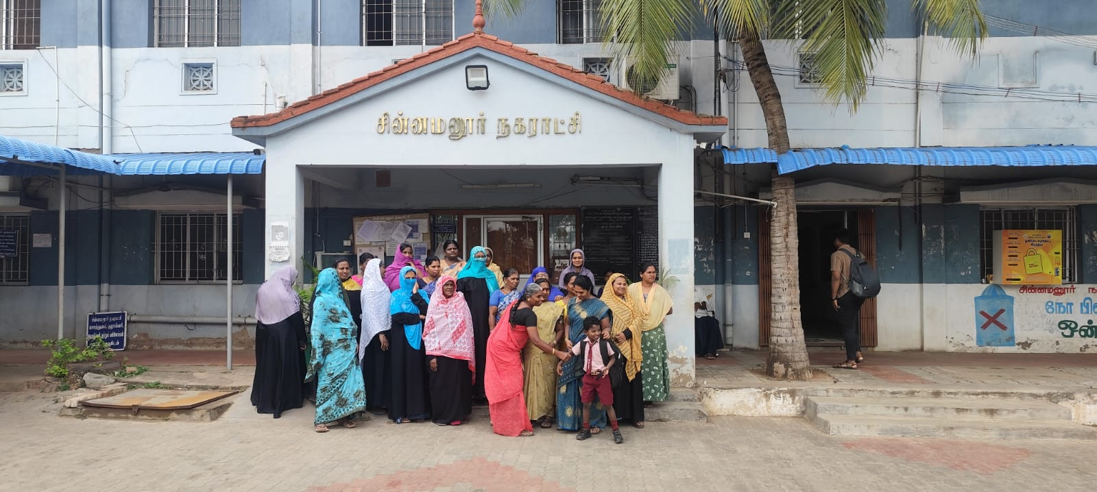 குடிநீர் விநியோகம்..! நகராட்சி அலுவலகம் முற்றுகை..! பெரும் பரபரப்பு..!