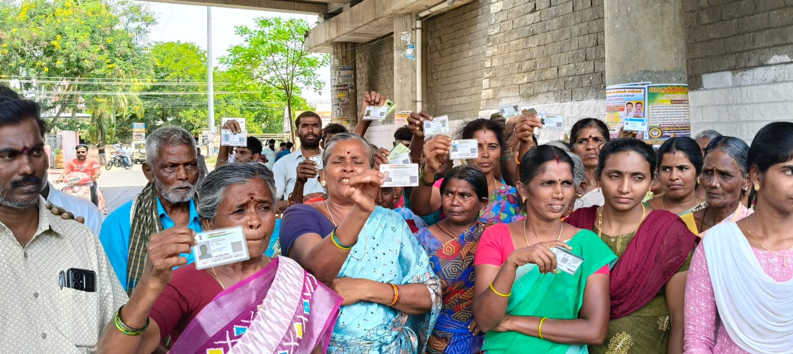நடவடிக்கை எடுக்காவிட்டால் ஊரையே காலி செய்கின்றோம்...! கலெக்டருக்கு எச்சரிக்கை..!