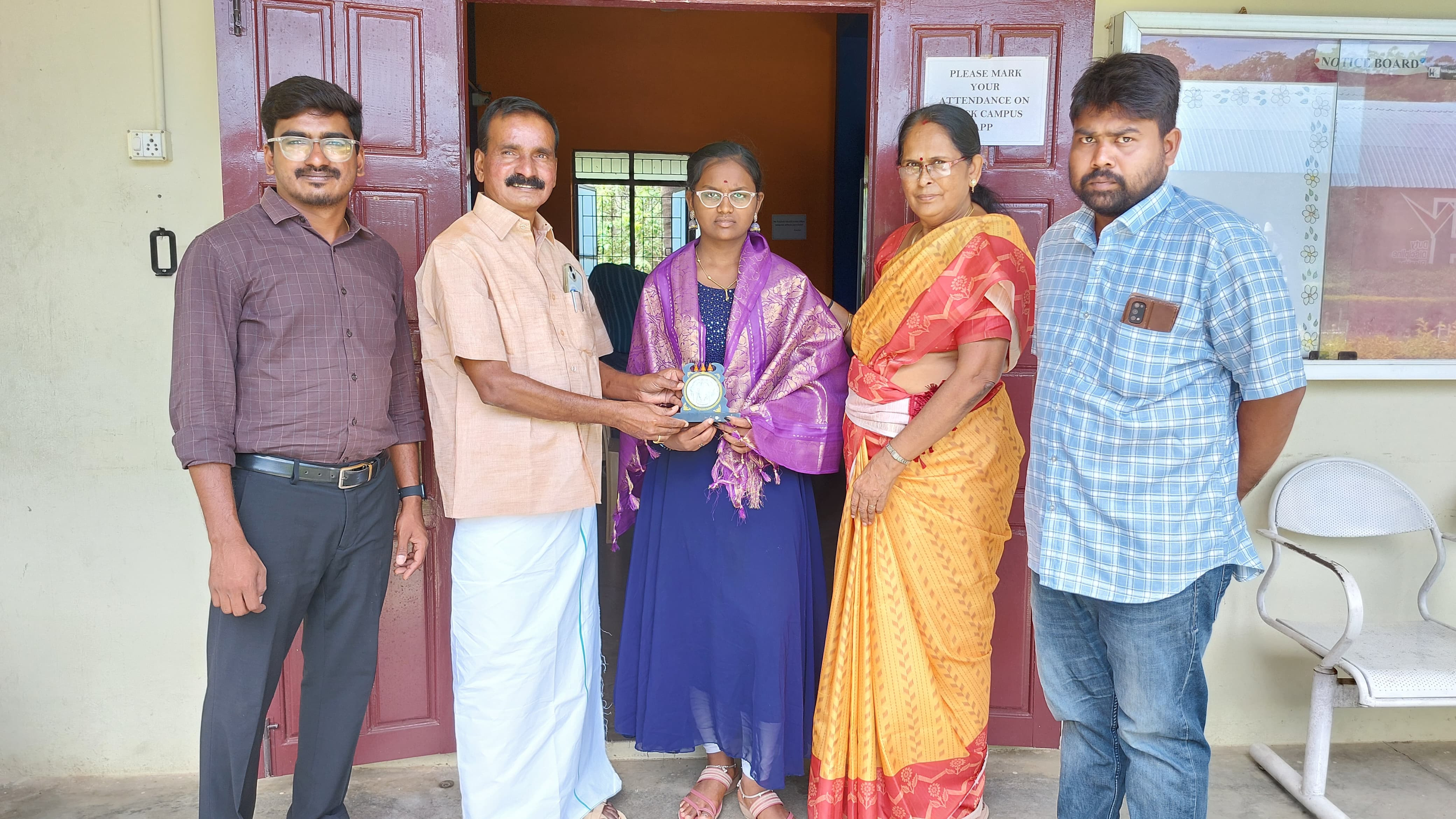 தந்தை இறந்த துக்கத்தில் தேர்வெழுதிய மாணவி...! இன்று சாதனை...! குவியும் பாராட்டுக்கள்...!