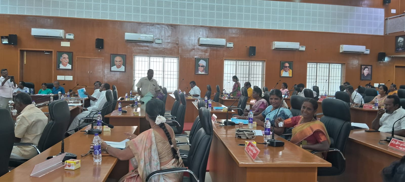 திண்டுக்கல்லில் பரபரப்பு..! மாமன்ற உறுப்பினர் சஸ்பெண்ட்...! மார்க்சிஸ்ட் கம்யூனிஸ்ட் வெளிநடப்பு...!