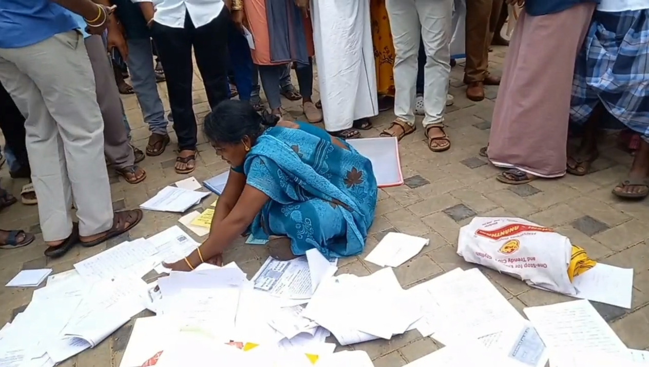 துணை முதலமைச்சர் நிகழ்ச்சியில் பெண் தர்ணா போராட்டம்...! பெரும் பரபரப்பு...!