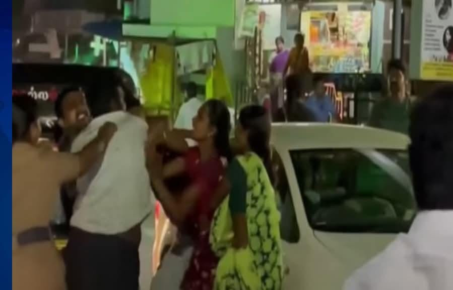 காதல் ஜோடி மீது இரு குடும்பத்தினர் தாக்குதல்....! காவல் நிலையம் முன்பு நடந்த அவலம்....! 