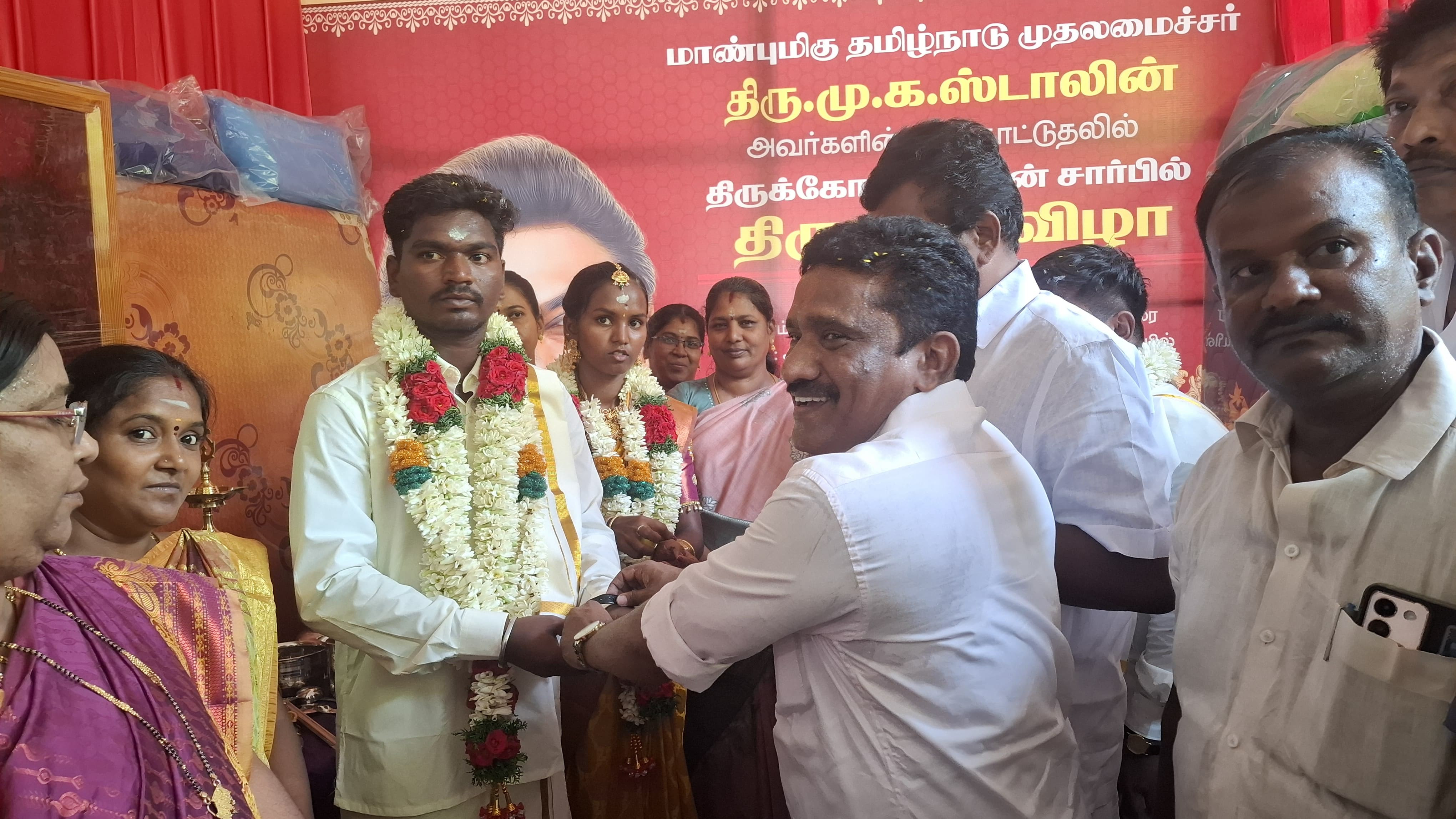 இந்து அறநிலையத்துறை சார்பில் சீர்வரிசை வழங்கல்...!!!