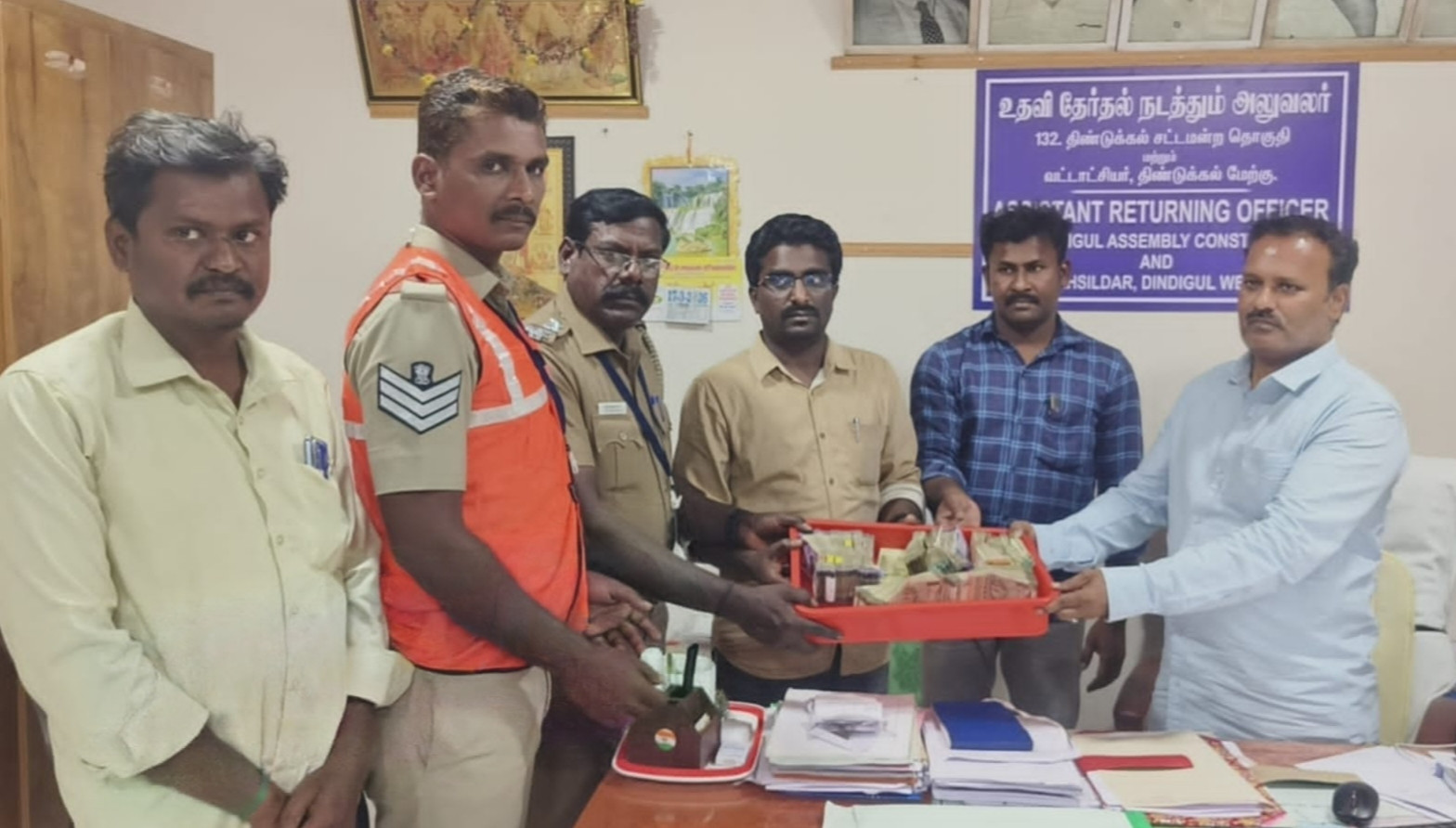 நள்ளிரவில் அதிரடி நடவடிக்கை...! காரில் கொண்டு சென்ற பணம் பறிமுதல்...! 