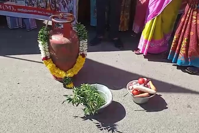 கேஸ் சிலிண்டருக்கு மாலை அணிவித்து எதிர்ப்பு...!