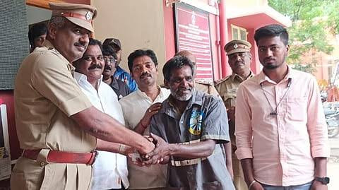 இதுதான் மனிதநேயம்...! தூய்மைப் பணியாளருக்கு குவியும் பாராட்டு..!
