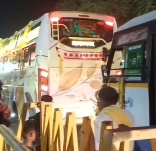 4 மணி நேரமாக ஸ்தம்பித்த போக்குவரத்து...! பொதுமக்கள் கடும் ஆவேசம்..!