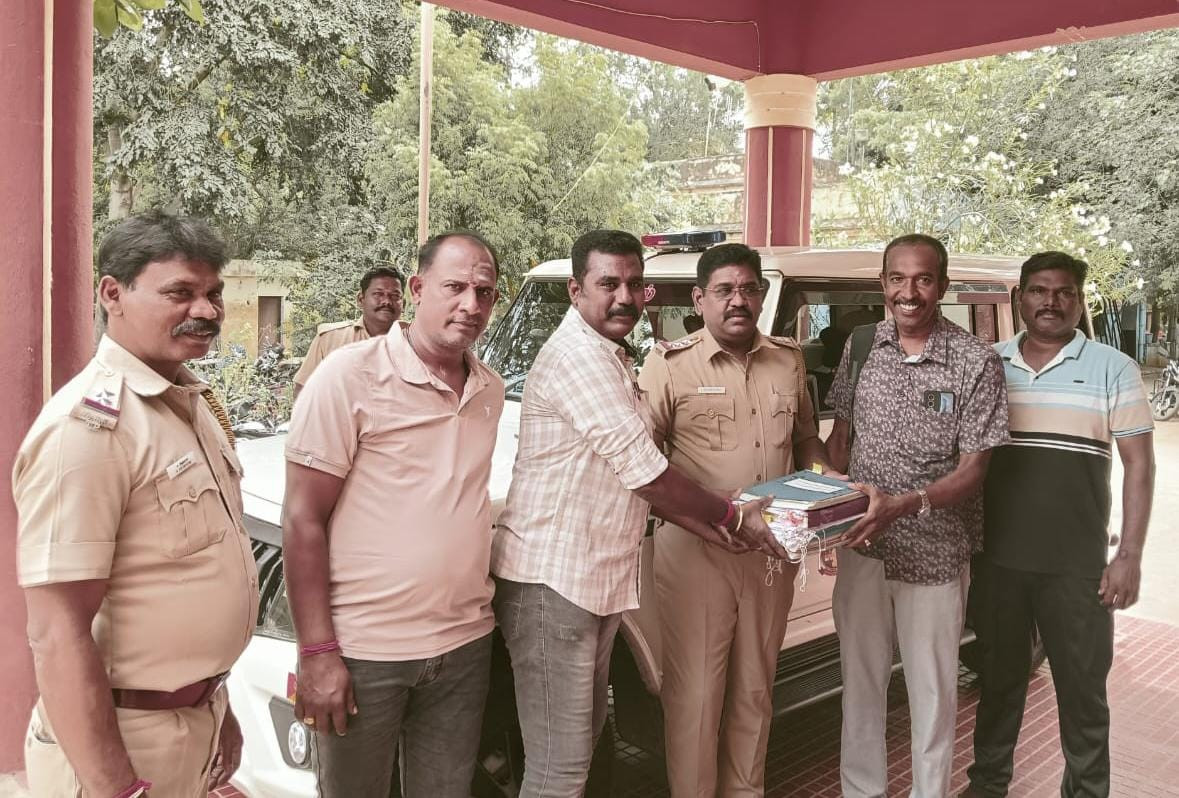 தொலைந்த பணிப்பதிவேடுகள் மீட்பு...! காவல்துறையினருக்கு கண்ணீர் மல்க நன்றி..!