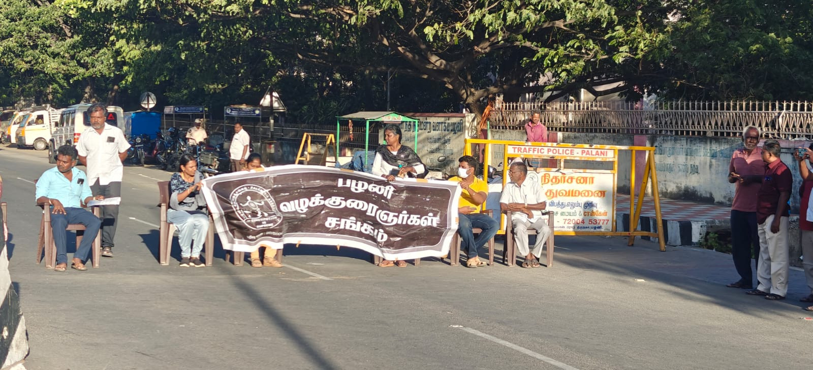 நீதிமன்றம் முன்பு வழக்கறிஞர்கள் திடீர் சாலை மறியல்...! பெரும் பரபரப்பு...!