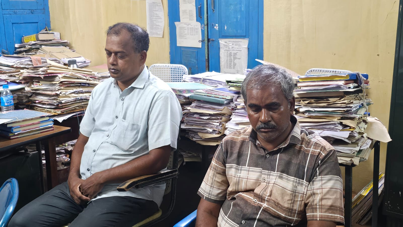 லஞ்சம் வாங்கிய...! கூட்டுறவு அதிகாரிகள் கைது....! 