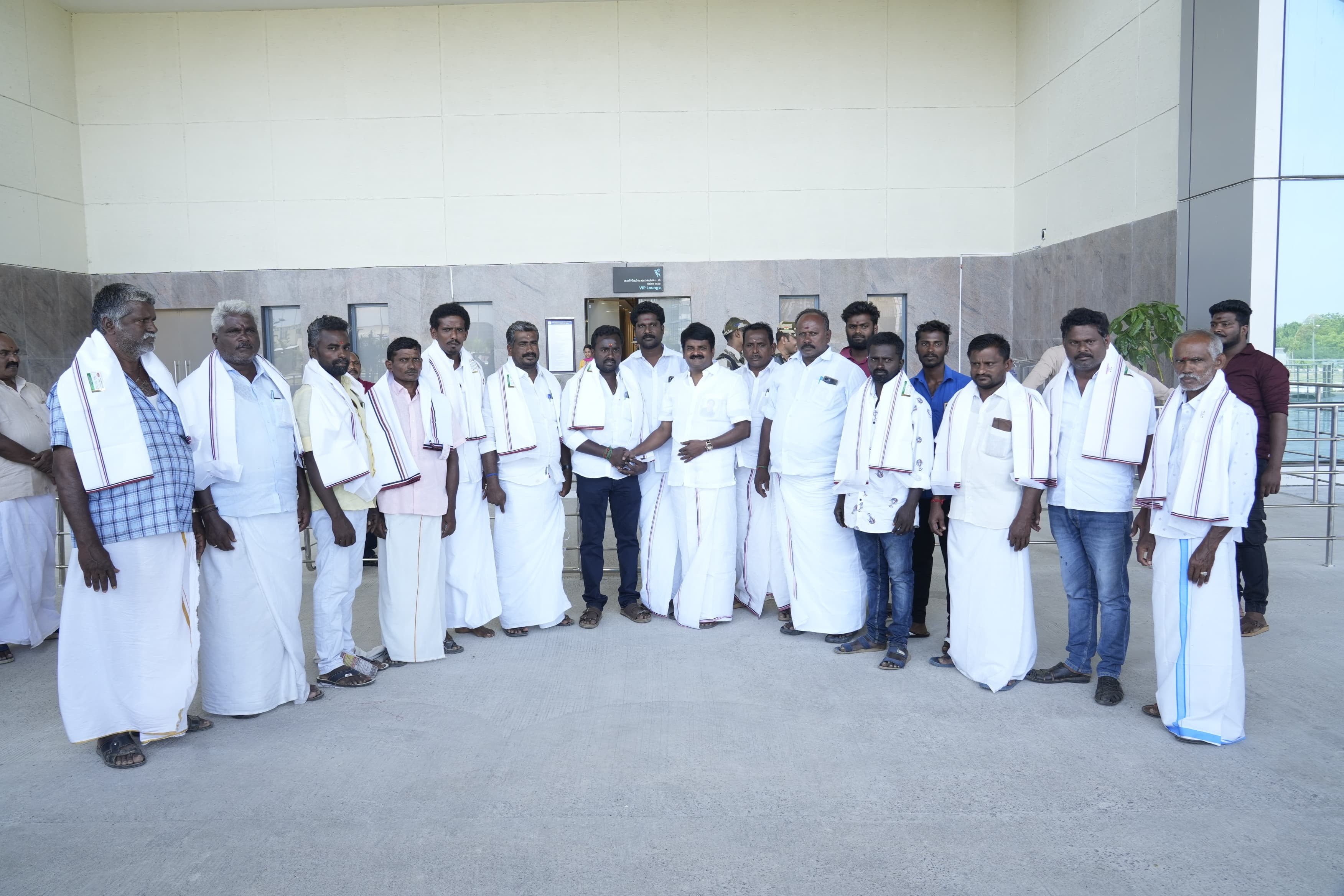 30-க்கும் மேற்பட்டோர் கட்சித் தாவல்...! அரசியலில் திடீர் குழப்பம்...!