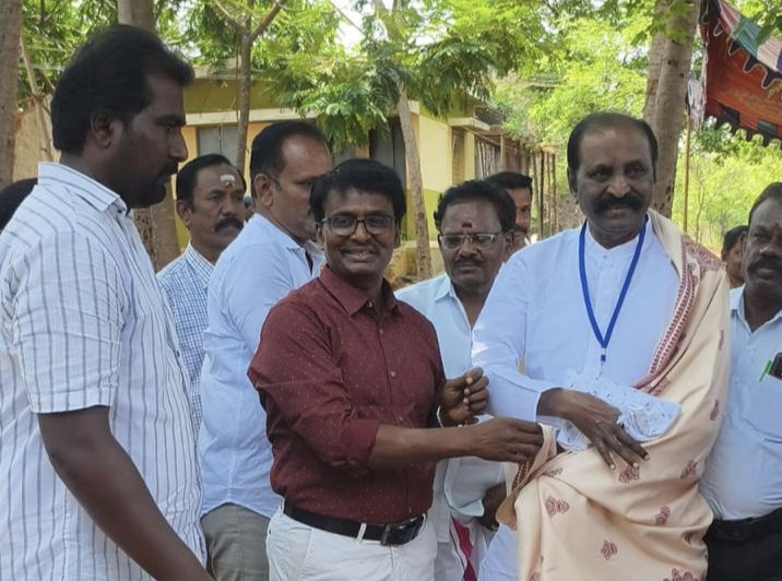 53 ஆண்டுகளுக்குப் பிறகு சந்தித்த முன்னாள் மாணவர்கள்....!!? கவிஞர் வைரமுத்து ஒருவர்...!!!