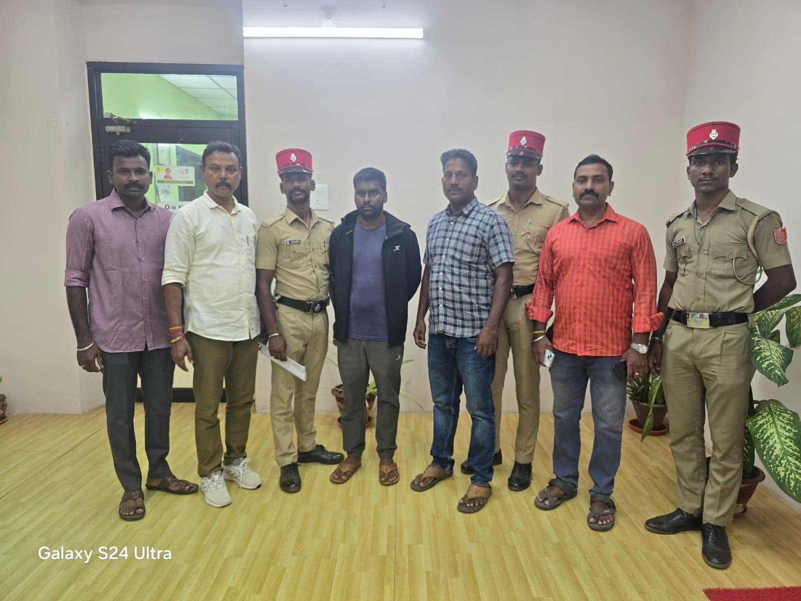 கடன் வாங்கியவர்களை ஆபாசமாக சித்தரித்து போட்டோ வெளியிடுவோம்....??  மிரட்டிய கும்பல் கைது...?